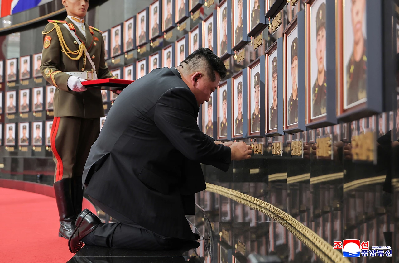 Kim Jong-Un Beri Hormat pada 101 Tentara Korut yang Gugur Bela Rusia Lawan Ukraina
